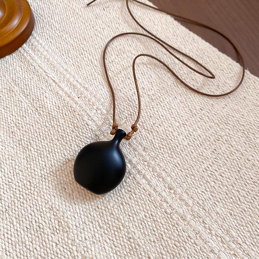 Artistic Retro Resin Heart Necklace: Simple, Fashionable, Versatile Sweater Chain with a High-Class Feel.