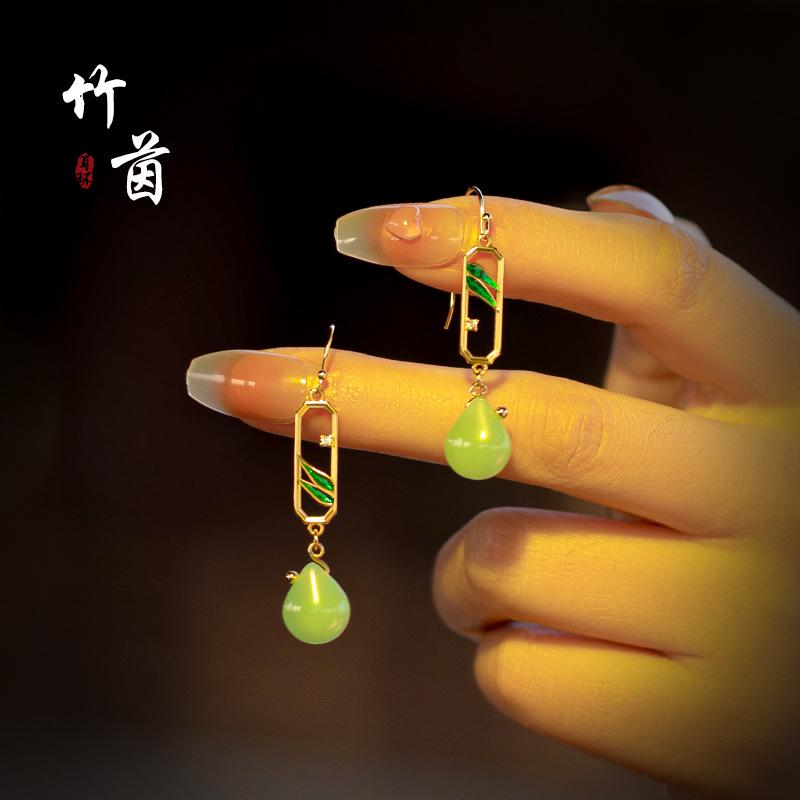 Elegant Ebony Flower Hairpin for Women – Ancient Style, High-End Feel, Simple Chinese Design, Perfect for Daily Use.