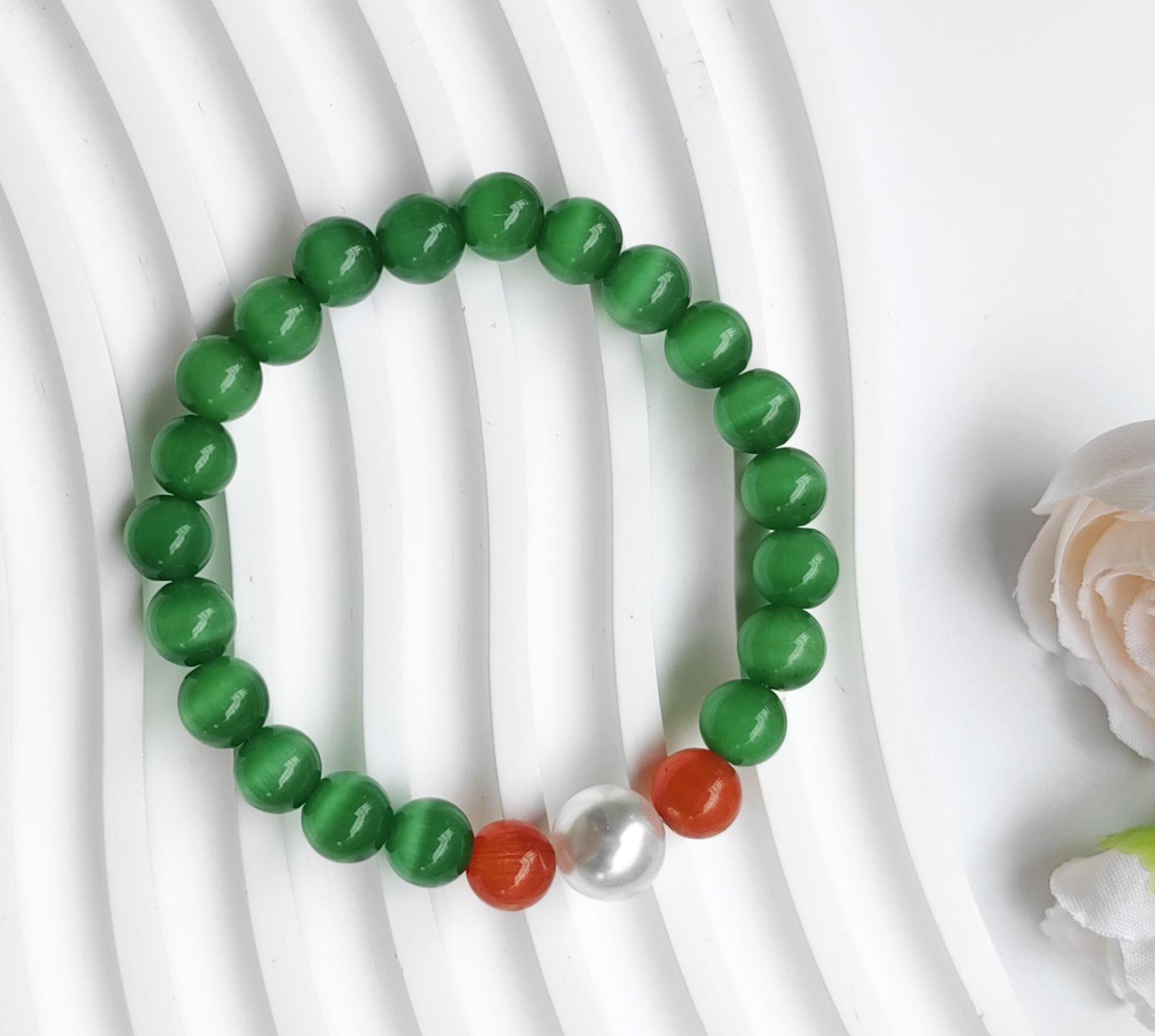 

Браслет из глянцевых сухоцветов со стеклянными бусинами и акцентами «кошачий глаз»