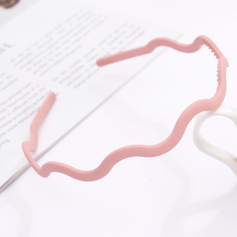 Matte Morandi Wave Hairband for Women: Versatile Sawtooth Clip for Makeup, Face Washing, Secure Hold for Fine Hair.