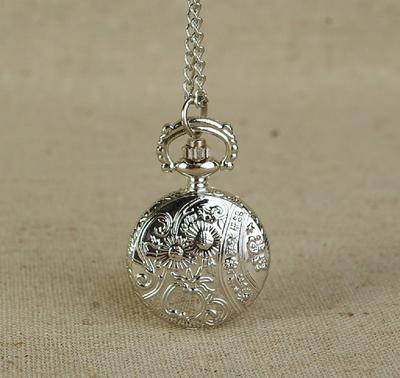 Mode Niedlich Relief Silber Schmetterling Taschenuhr Vintage Quarz Taschenuhr Unisex Pullover Kette Uhren Halskette