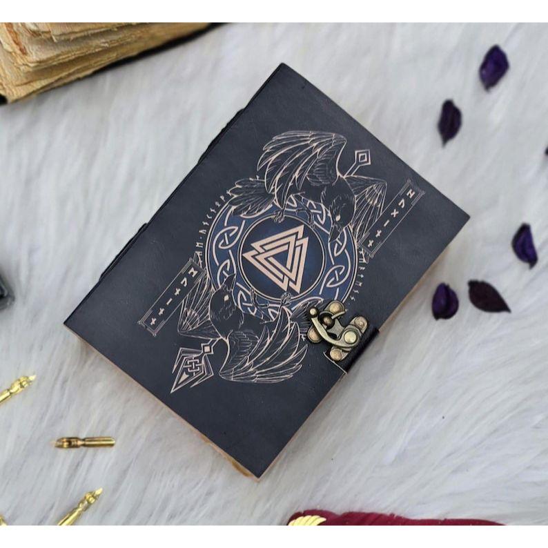 Norrøn mytologi Lærjournal med lås | Viking Rune Notatbok | Håndlaget Nordisk Grimoire Journal