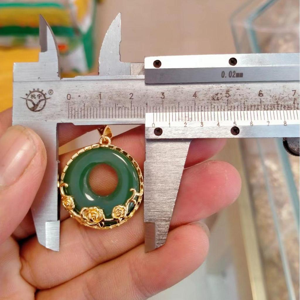 Vietnamský Sand Gold Bauhinia Jade přívěsek na náhrdelníku se zlacenou mosaznou květinou.