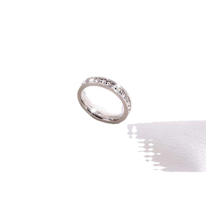 Titanstahlring - Kühl-stilvoller sternförmiger Ring für Damen, Ein kleiner High-End-Luxus-Paarring mit Diamanteinlage.