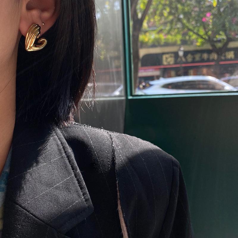 Love metal ear clips, no ear piercings, European and American cold wind personalized earrings, women's niche temperament simple earrings