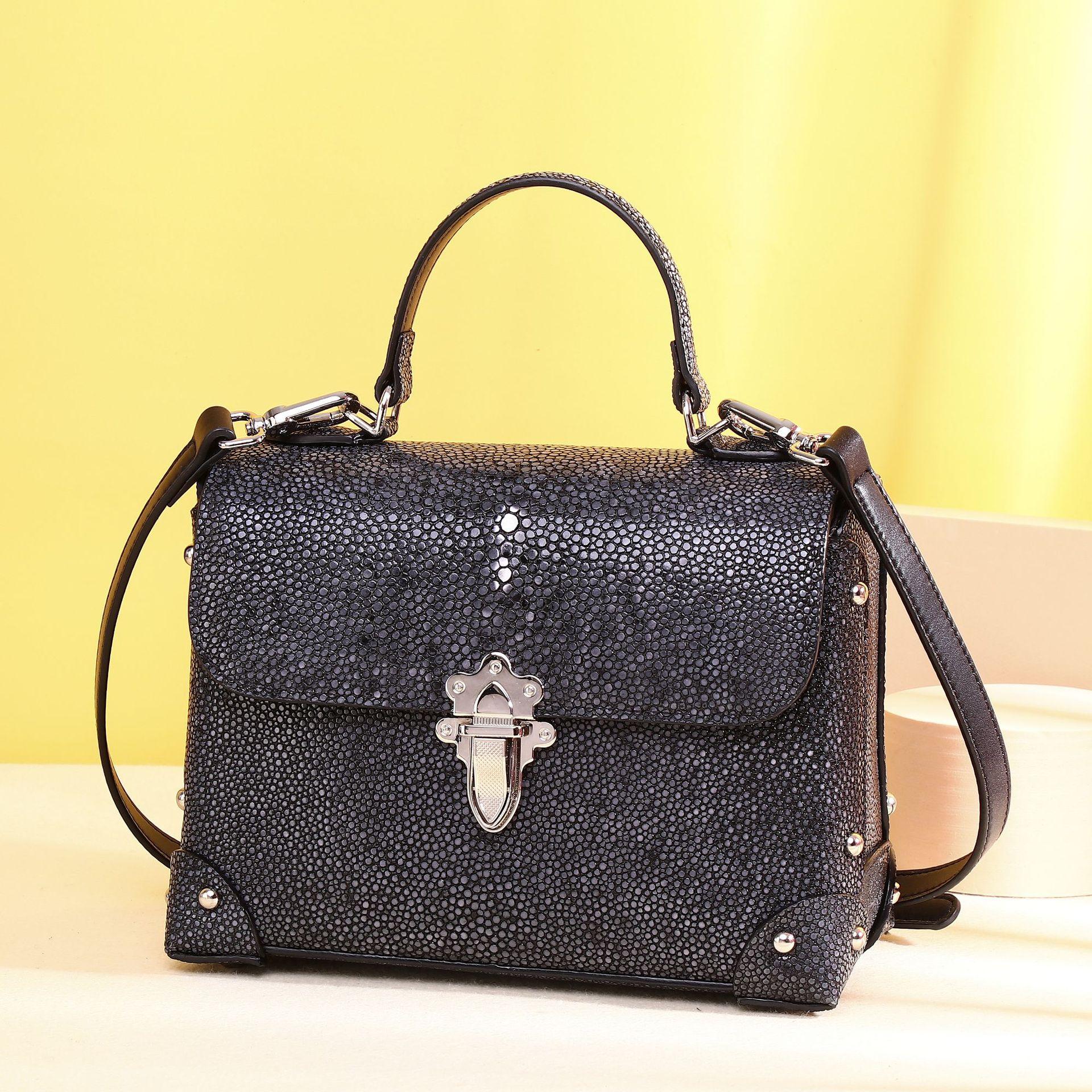 

Классическая и модная женская сумочка с гладким узором из кожи жемчужной рыбы, сумка кроссбоди через плечо чёрный