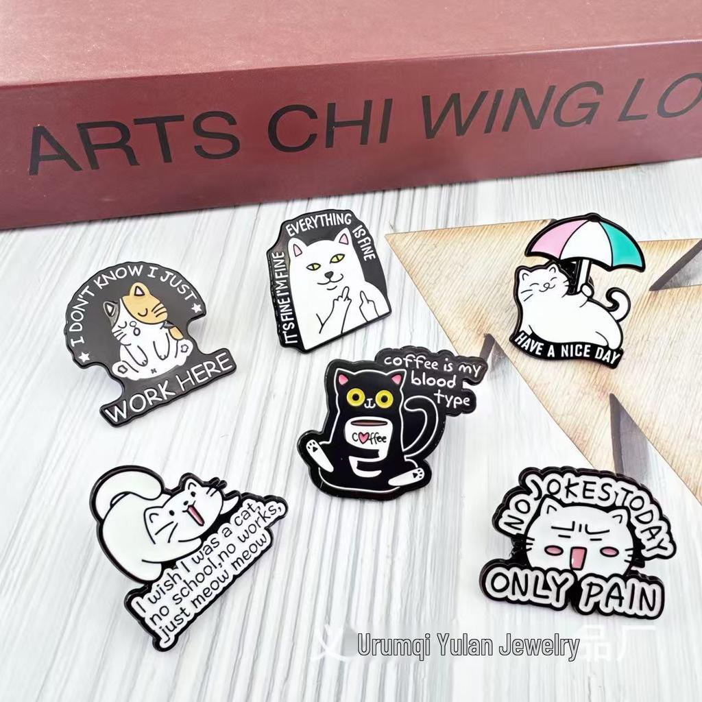 Broche Métallique en Forme de Chat avec Finition Peinte - Insigne Créatif Lettre Anglaise pour Sac à Dos ou Veste