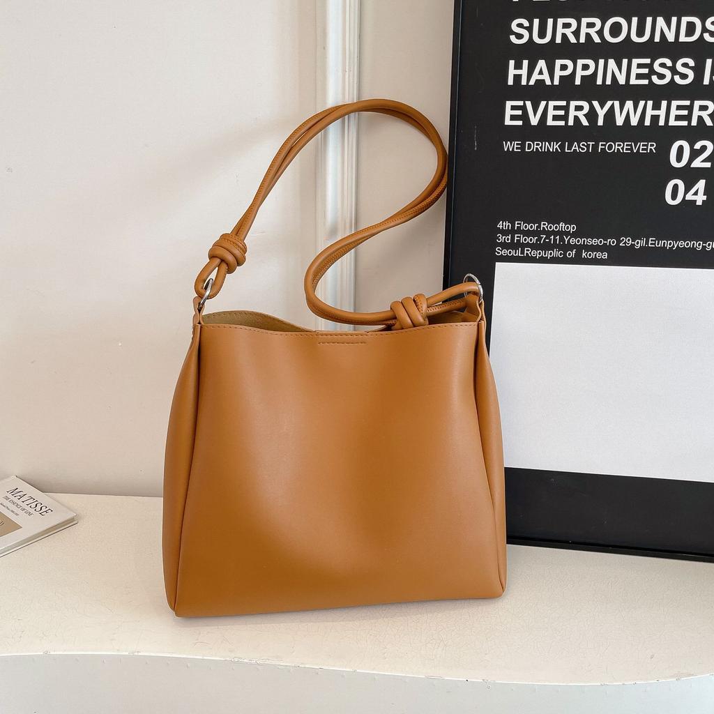 225 winter new bag women's retro foreign style tote bag fashion niche shoulder bag casual simple crossbody bag