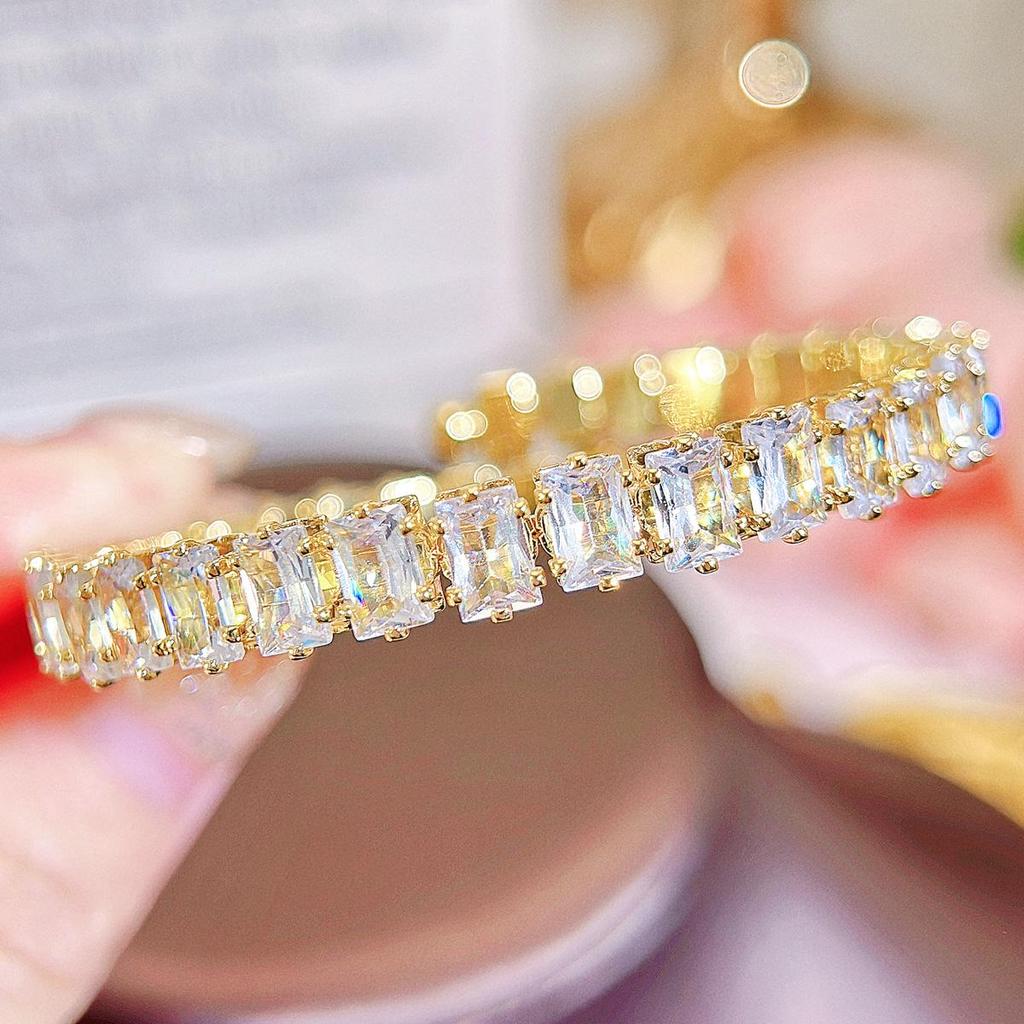 CMM högkvalitativt lyxigt glänsande fyrkantigt zirkonhalsband Krage Armband Mode 2-delat set Kvinnor Fest Bröllopssmycken