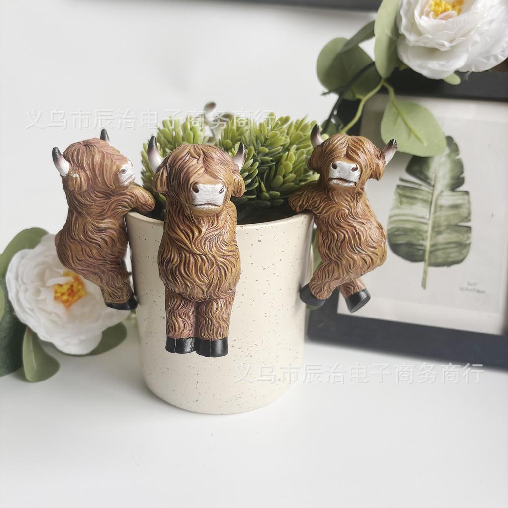 New creative resin highland cow statue pendant home wall decoration highland cow flower pot pendant
