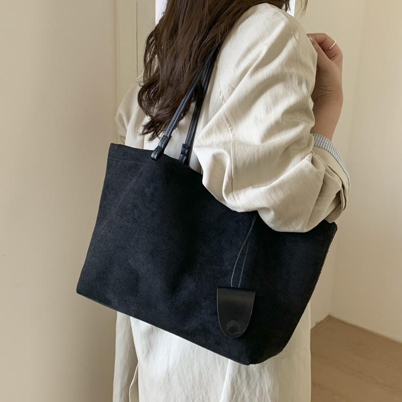 

Женская сумка-тоут большой вместимости 2025 новая осенне-зимняя универсальная повседневная матовая ретро на плечо подмышку рабочая сумка для поездок чёрный