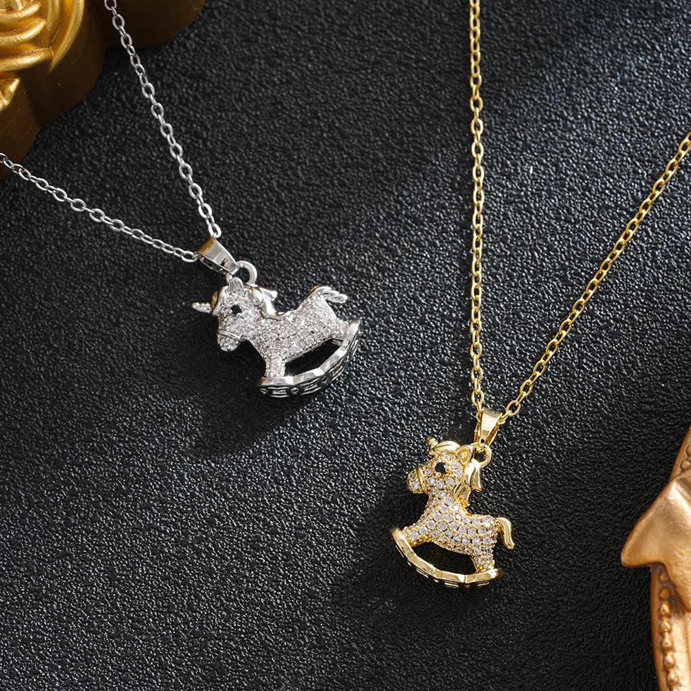Elegante Titanstahl-Halskette für Damen - Leichtes Luxusdesign mit kupferfarbenen mikro-eingelegten Diamanten, vielseitige und modische Schlüsselbein-Kette.