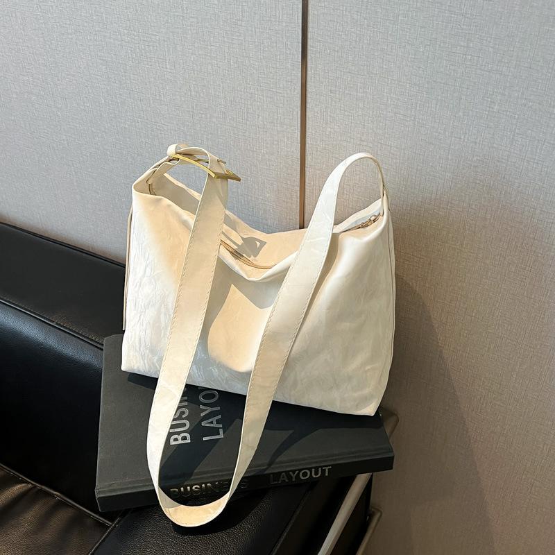 

2025 new large-capacity women s bag trendy shoulder armpit bag fashion messenger bag bag commuter niche design tote bag белый