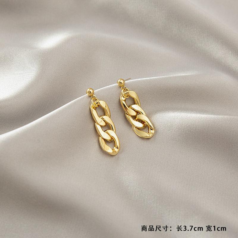 

Сережки, жіночність, елітні сережки-гвоздики, нова модна атмосфера, легкі розкішні сережки, популярні сережки.