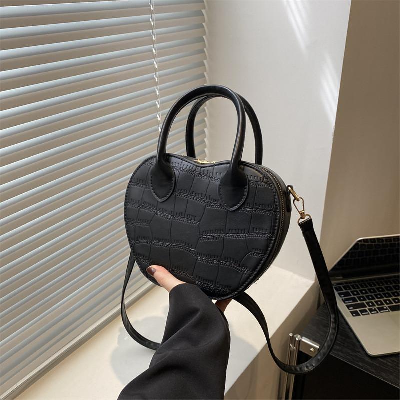 Chic Casual Crossbody Heart-shaped Bag For Women Perfect For Fashion Forward Outfits
