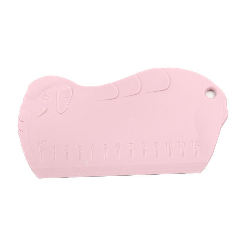 Ein graduierter Kunststoff-Teigschaber, ein praktisches und handliches Küchen-Kunststoffwerkzeug