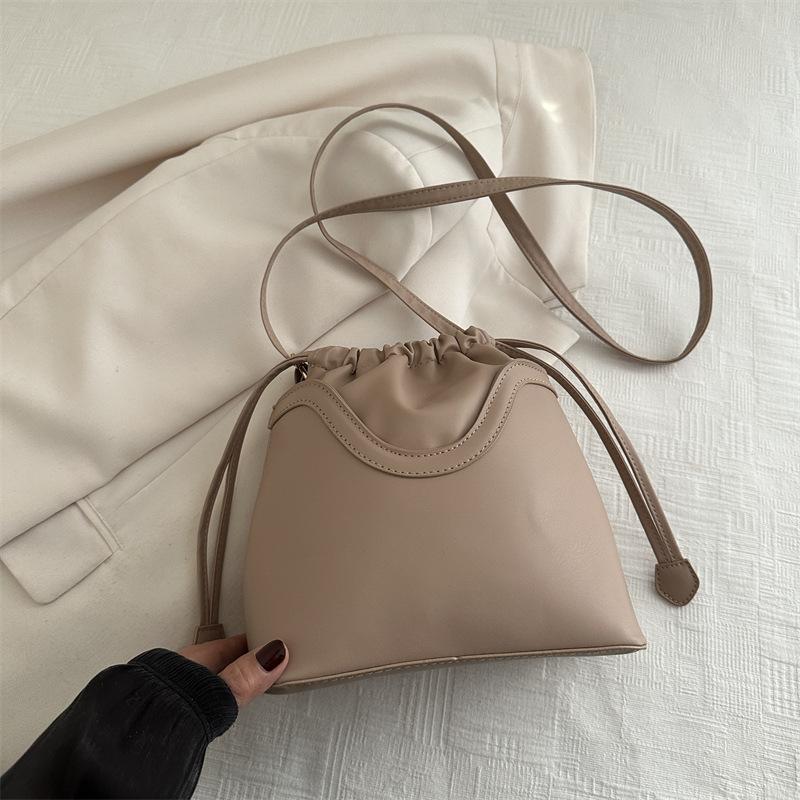 Textured Retro Niche Design Bag Women's 2025 New Trendy Fashion Pumping Strap Shoulder Messenger Bag Underarm Bucket Bag