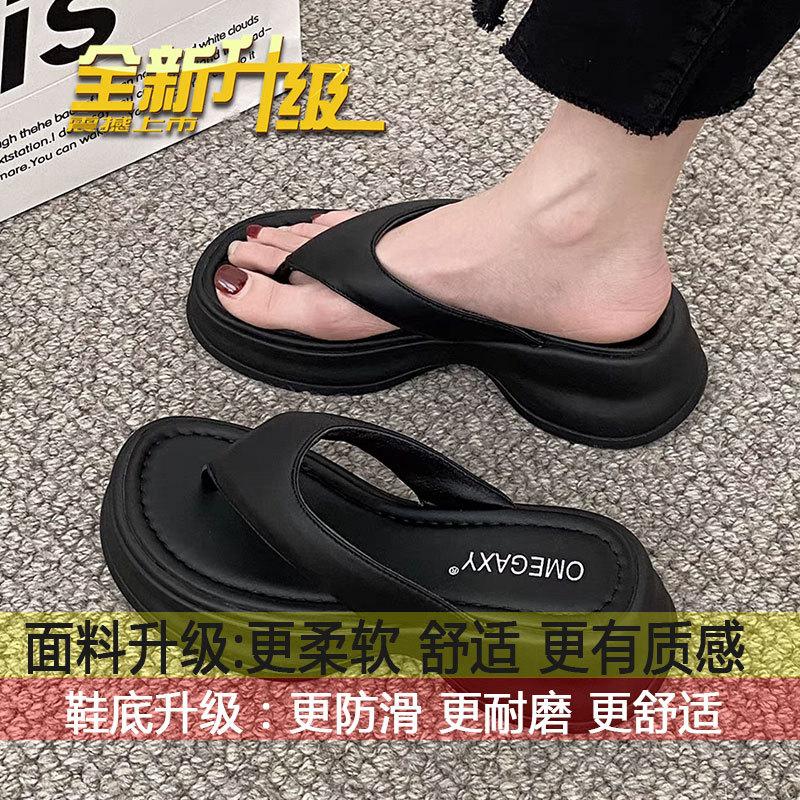 

Internet celebrity black super fire versatile beach cool slippers women s summer wear 2025 new non-slip thick-soled flip-flops 35