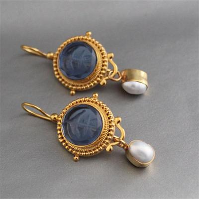 Vintage Ovale Eingelegte Dunkelblaue Blumenmuster Hängende Metall Imitationsperlen Ohrringe Persönlichkeit Party Hängeohrringe für Frauen