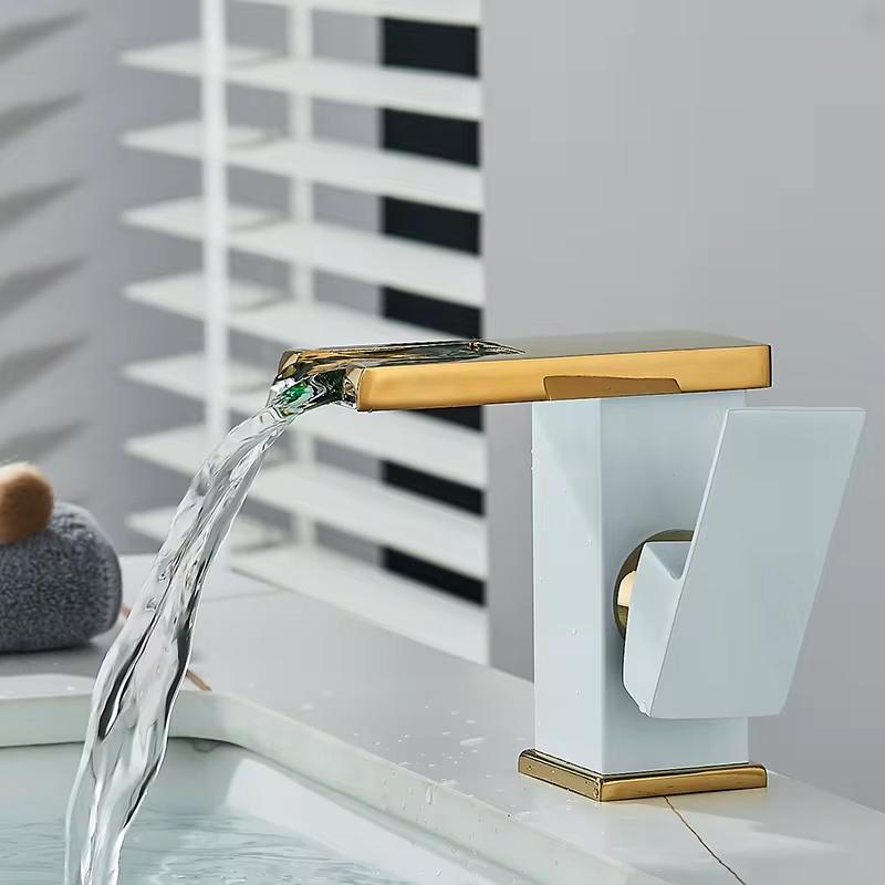 

Ванная комната Гидроэнергетический светодиодный водопадный кран для раковины Смеситель для раковины, монтируемый на бортике, цельный латунный водопроводный кран для раковины, светящийся кран для умывальника