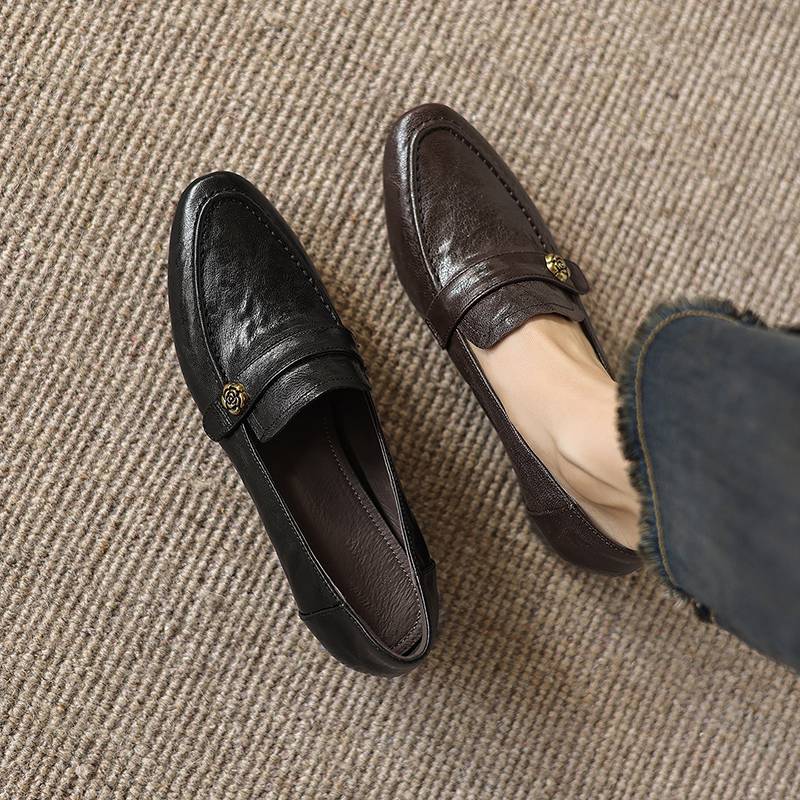 Krazing Pot Sheepskin Round Toe Thick Med Heels Spring Shoes Slip On Big Size 42 Metal Flowers Women Pleated Pumps