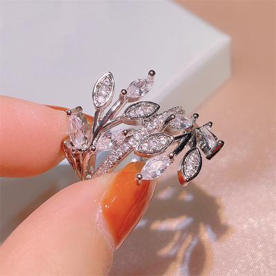 Huitan Neues Design Blattzweig Design Damen Fingerring Luxus Zirkonia Eheringe für Frauen Party Modeschmuck