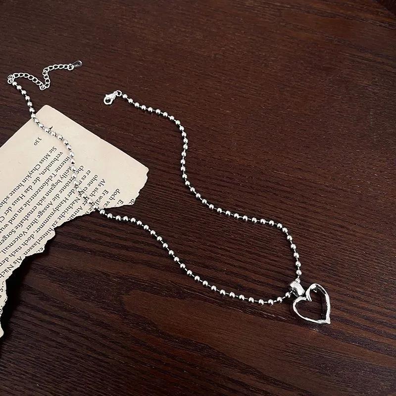 A Women's Heart Jewelry Necklace Suitable for Daily Wear and Birthday Gifts for Girlfriends, Friends and Besties