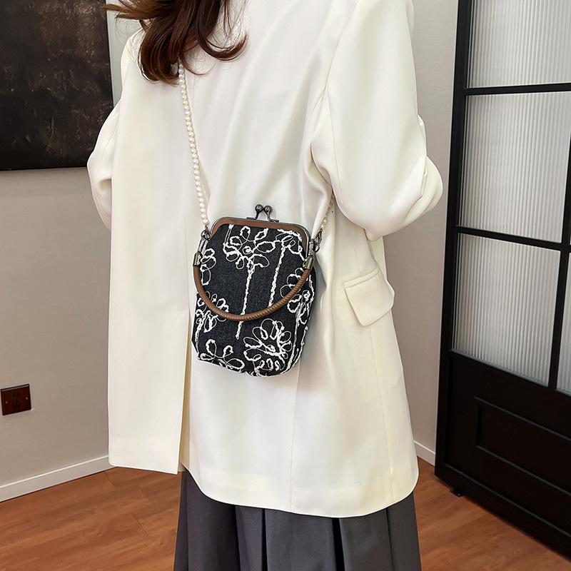New Chinese Small Bag Women's 2025 New Fashion Embroidered Thread Shoulder Bag Small Fragrant Wind Pearl Chain Messenger Small Square Bag