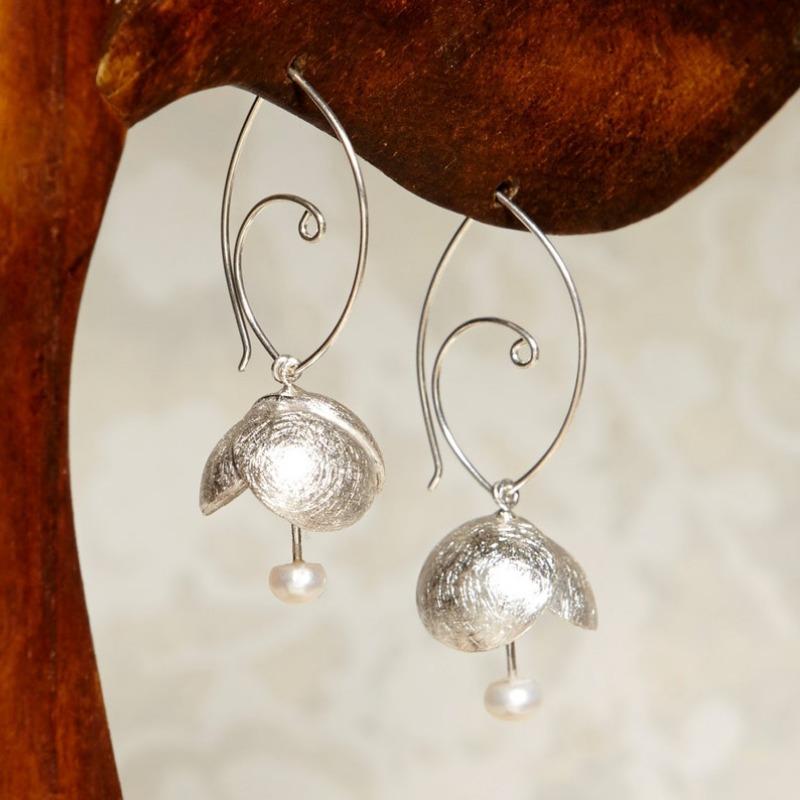 Vintage Imitation Pearl Flower Shaped Silvery Plated Dangle Earrings for Women Elegant Exquisite Banquet Wedding Jewelry Crafts