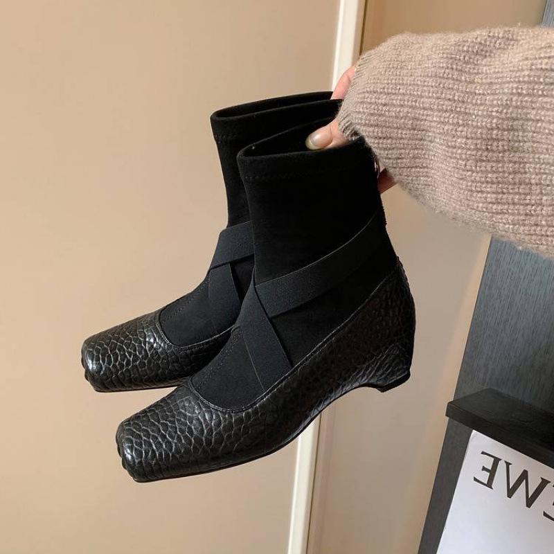 Versatile Leather Boots Women's Beef Tendon Sole Rear Zipper Leather Fashion Boots Autumn and Winter Medium Heel Large Size Women's Boots Square Heel 