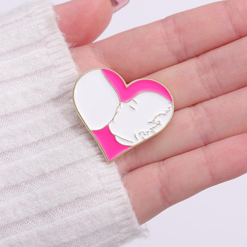 Enamel Beautifully Crafted Heart Brooch Unique Alloy Pin Ideal For Men And Women