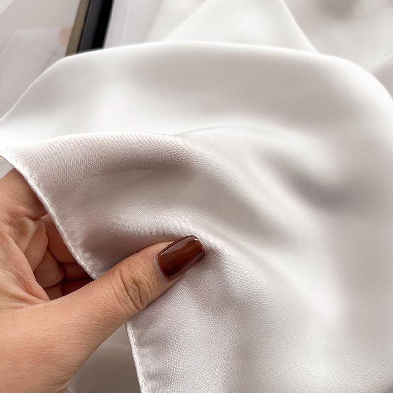 Melkehvit lite firkantet skjerf silkeskjerf 70x70cm