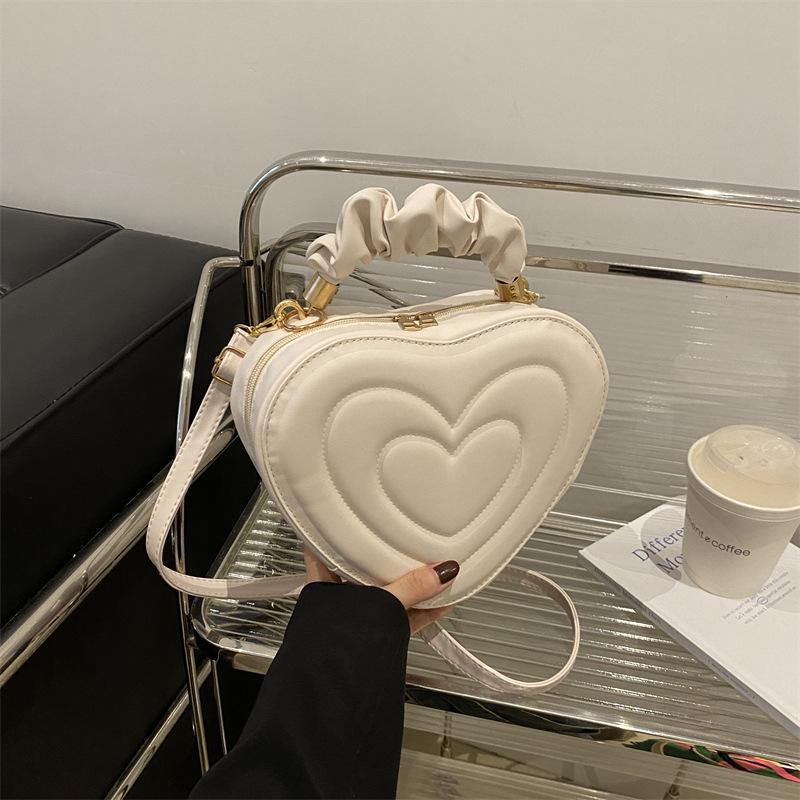 

Ретро зимняя маленькая сумка женская 2025 новый модный тренд повседневная сумка через плечо в зарубежном стиле текстура косой крой сумка-сердечко белый