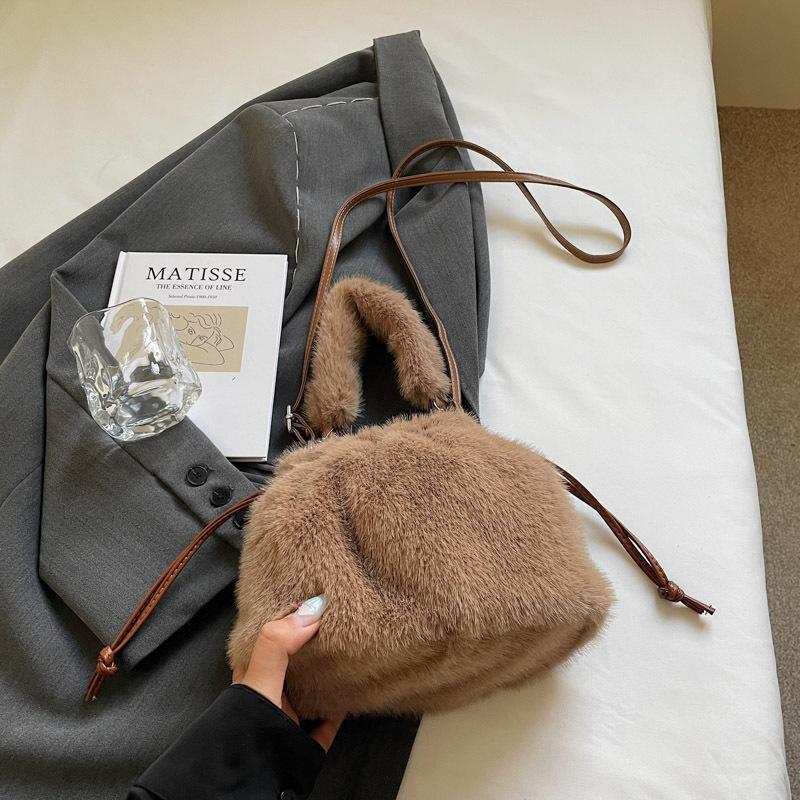 Popular Autumn and Winter New Large-capacity Bags Women's Shoulder Underarm Plush Bags Fashionable Foreign Style Messenger Commuter Bucket Bags