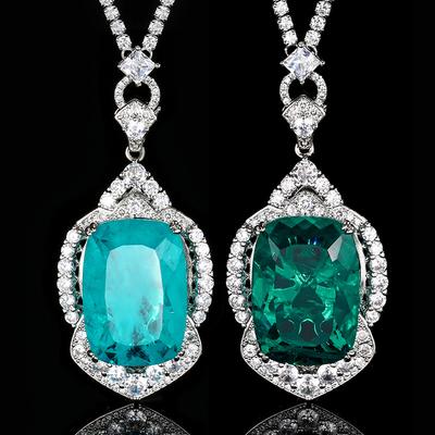 Herbst- und Winterschmuck Kupferboden Vergoldet Simulation Smaragd Quadratischer Diamant Luxus Anhänger Halskette Stein 20 * 28