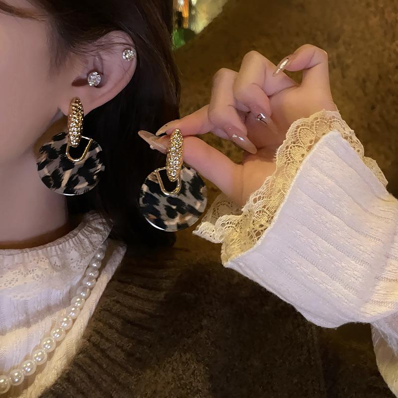 

European and American temperament advanced sense leopard print circle earrings women s light luxury niche design stud earrings retro fashion earrings