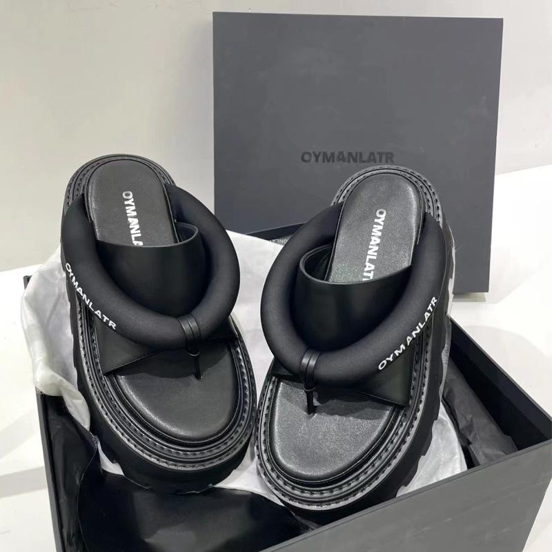 [Spot] Wang Feifei has the same thick-bottomed muffin flip-flops, leather sports foot pinch, non-slip, simple outer slippers.