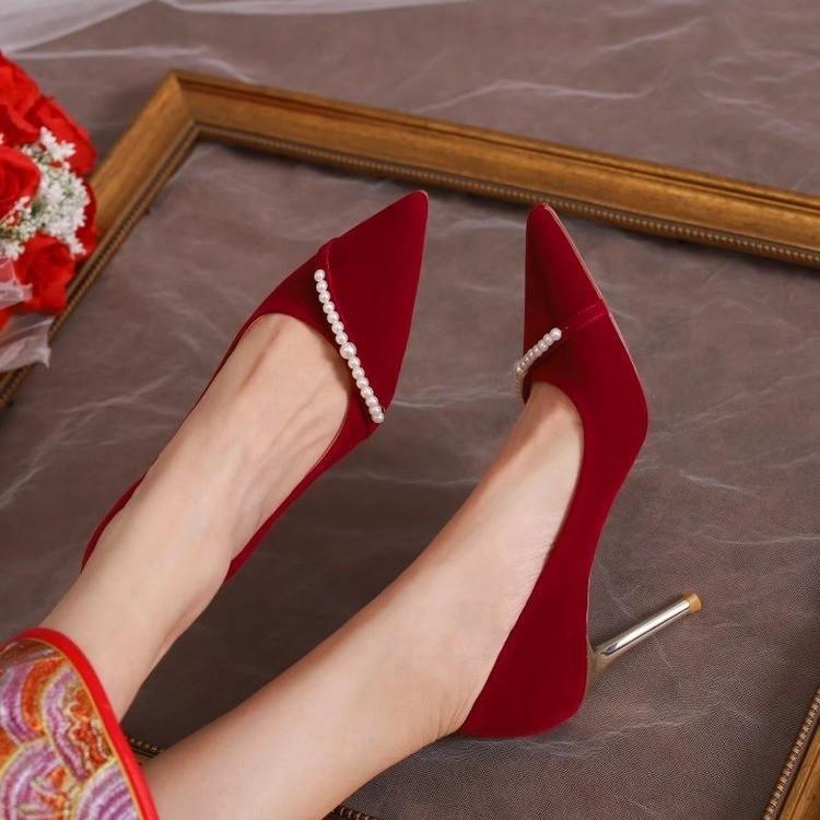 Chaussures de mariage françaises hiver pour femmes sens haut de gamme robe de mariage Xiuhe deux portés talons hauts niche chaussures de mariée rouge perle chaussures simples