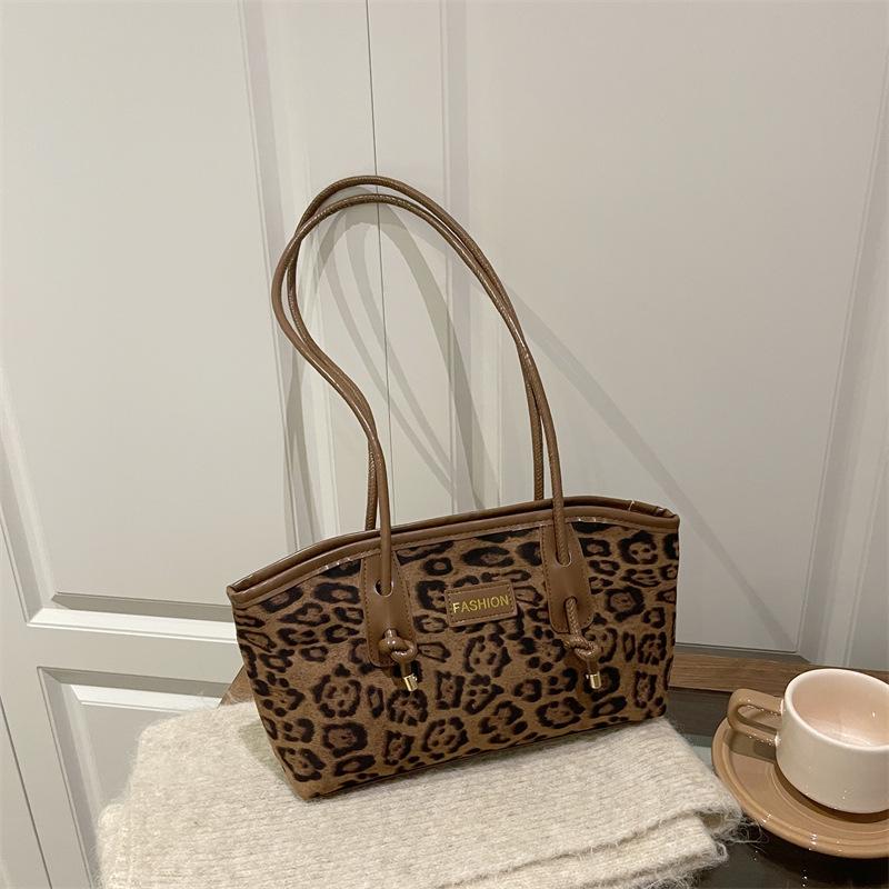 

Ретро замшевая сумка большой вместимости 2025 новая универсальная женская сумка через плечо под мышкой для通勤, портативная сумка-тоут