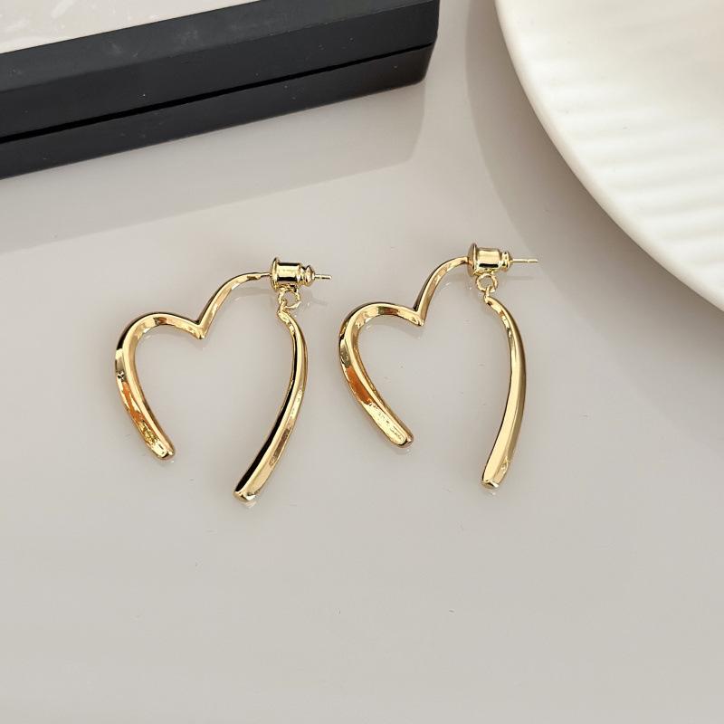 2025 Heart-Shaped Stud Earrings: Unique Light Luxury, High-End Niche Design