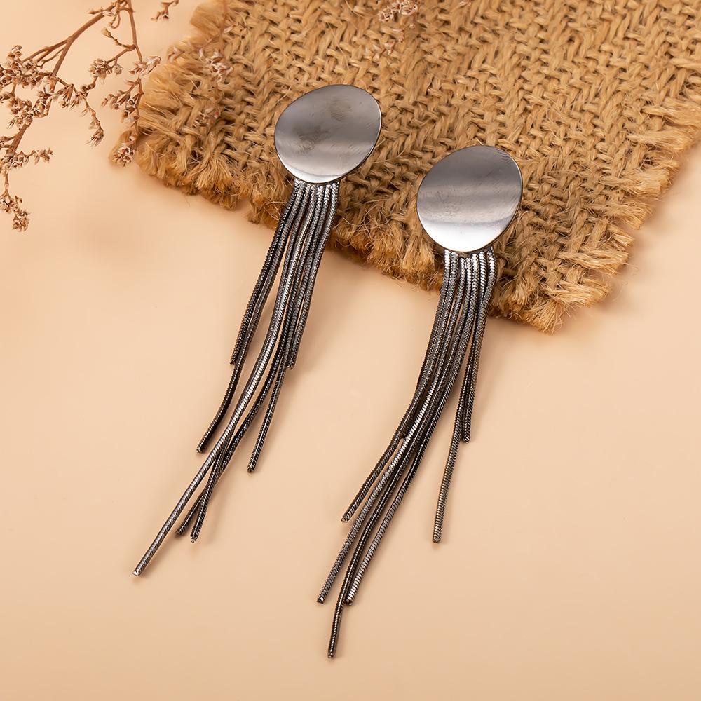 Простые серьги-гвоздики с длинными кисточками