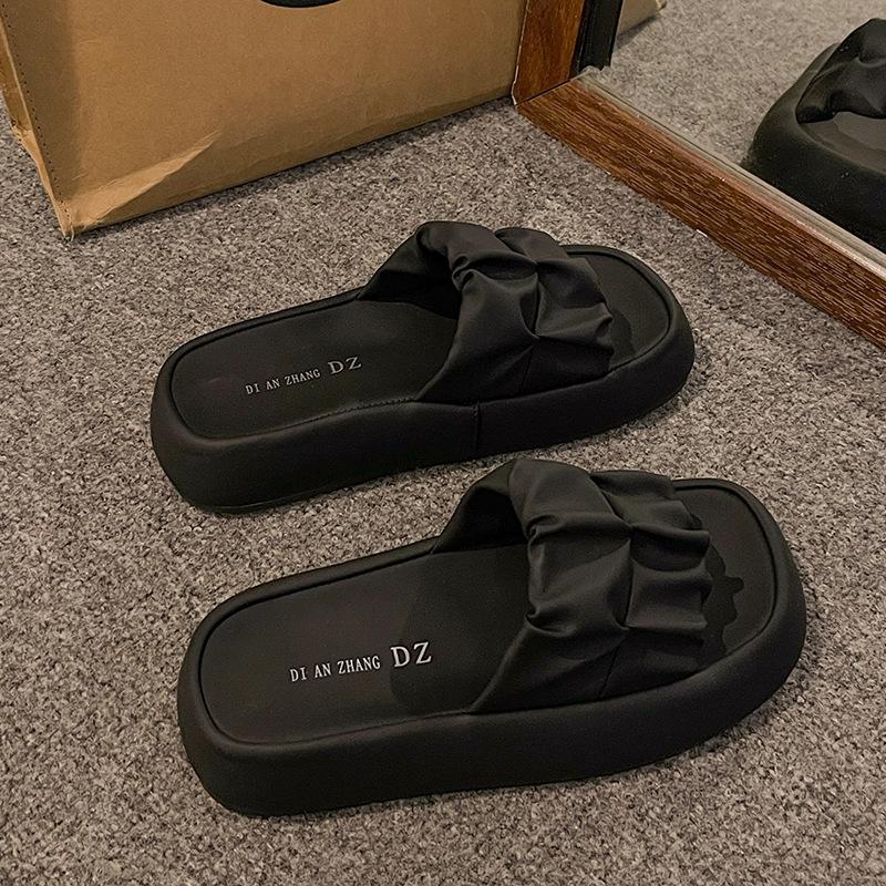 Cool slippers women's summer wear 2025 new platform casual beach sandals fashionable women's maternity bread one-word drag