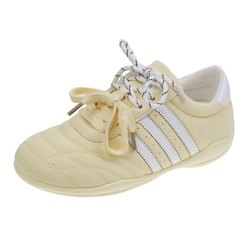 Czarne oddychające sneakersy 2025 lato nowe retro płaskie casualowe buty damskie wszechstronne wewnętrzne podwyższające wzrost niemieckie buty treningowe