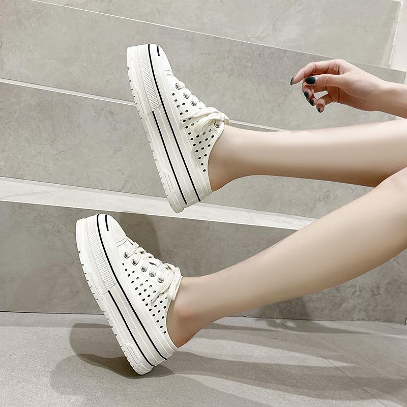 Sac célébrité internet pantoufles tête de sac chaussures à trous pour femmes nouvelles semelles épaisses polyvalentes été 2025 étudiants nouvelles petites chaussures blanches