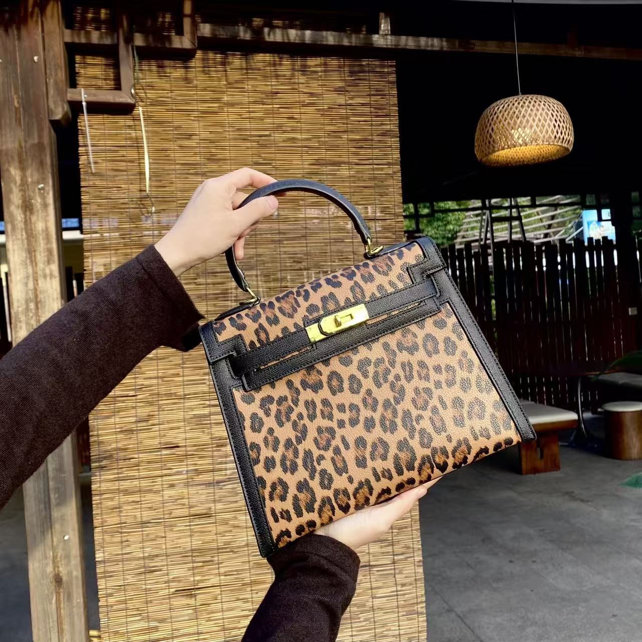 

2023 летняя новая стильная сумка, ручная качественная женская сумка на одно плечо с наклонной ручкой L