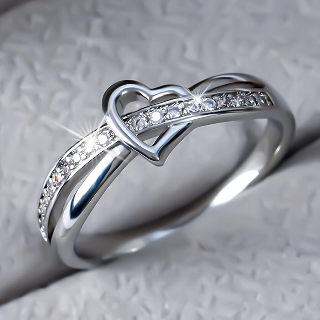 1A delicate, fashionable, romantic, and elegant heart-shaped ring with intricate interlaced hollow design, suitable as a gift for Valentine's Day,