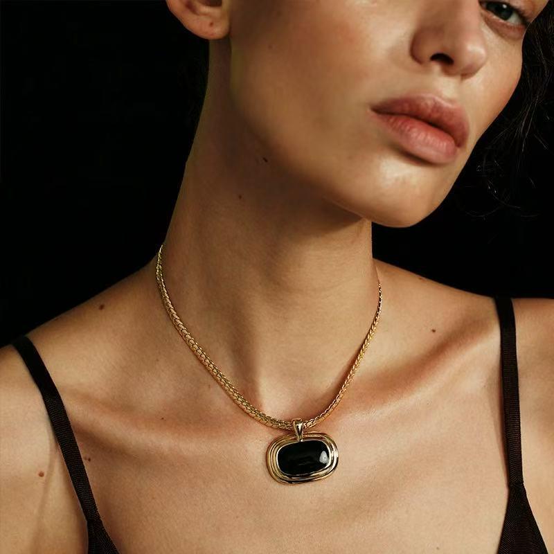 New Liquid Enamel Pendant Necklace - Women's Original Design, Exquisite Luxury Clavicle Chain for Autumn/Winter.