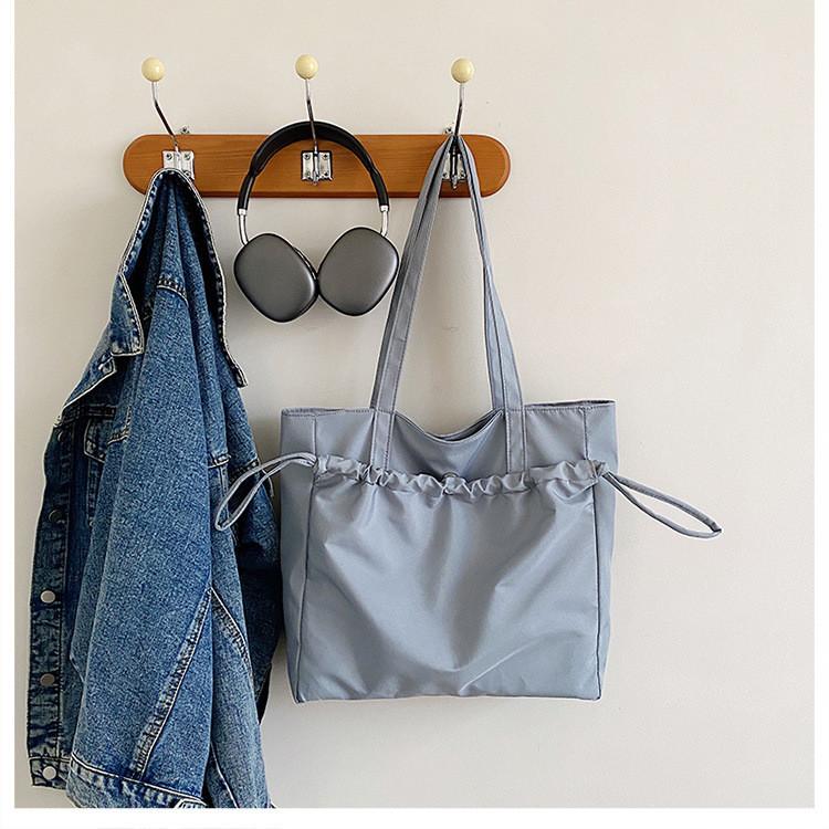 Contemporary Versatile Tote Bag For Casual Outfits With Spacious Design And Sleek Zipper Closure синий