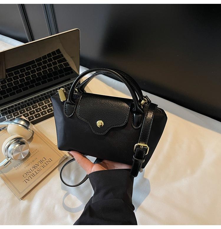 Ретро мода 2025 новая универсальная популярная женская сумка ручная сумка через плечо простая модная сумка-мессенджер сумка-пельмень чёрный