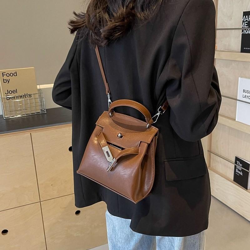 Retro Chic College Wind Underarm Messenger Bag 2024 New Spring Single Shoulder Slant Bag Black